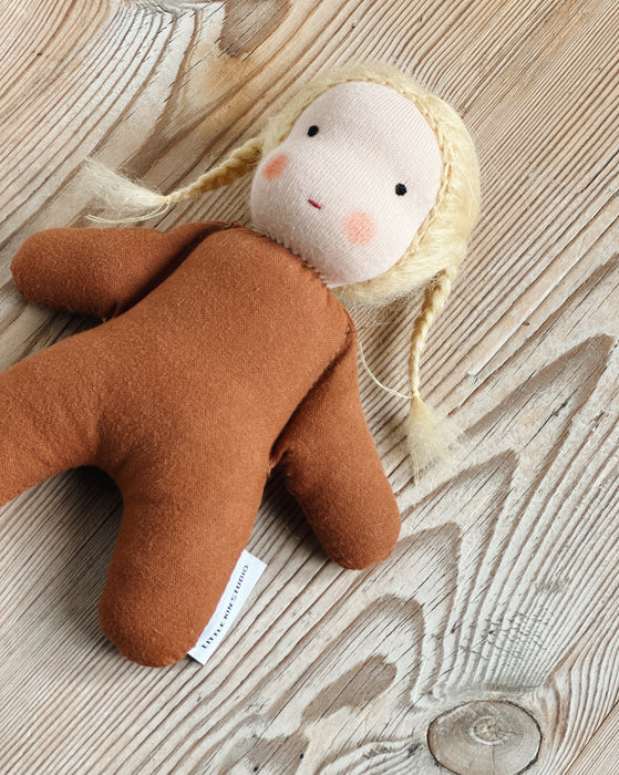 Mini doll • rust  • hay hair